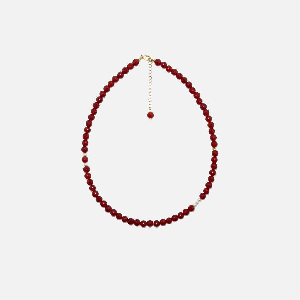 Red Agate crystal necklace with 6mm beads, freshwater pearls, and gold accents on a white background – handmade and stylish, perfect for daily grounding and confidence.